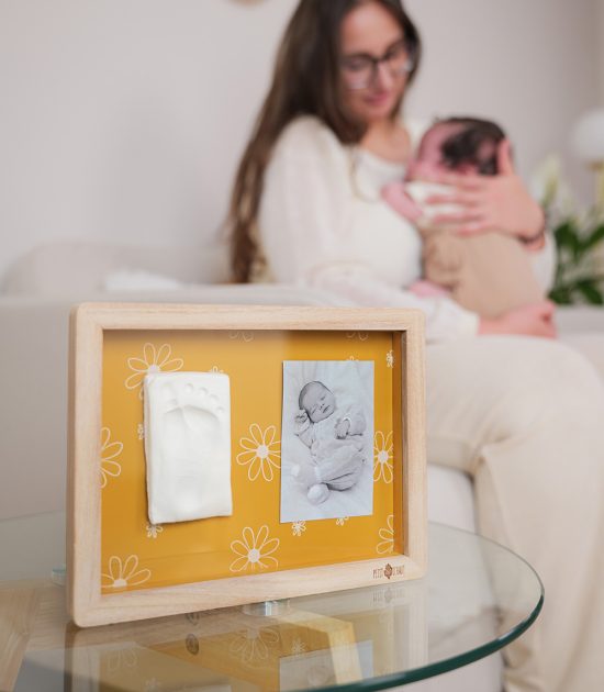 Ξύλινη Αναμνηστική Κορνίζα με Αποτύπωμα και Φωτογραφία Classic Frame – Daisy Ochre (25x19x2.3cm) - Petit Artichaut