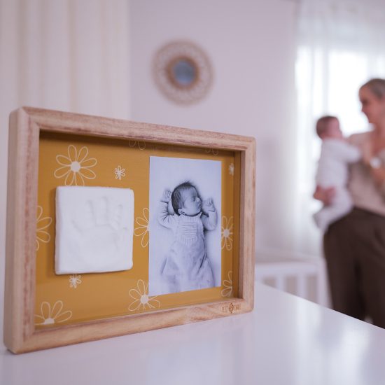 Ξύλινη Αναμνηστική Κορνίζα με Αποτύπωμα και Φωτογραφία Classic Frame – Daisy Ochre (25x19x2.3cm) - Petit Artichaut