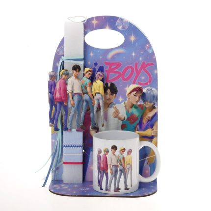 Πασχαλινό Σετ Δώρου Saja Boys: Αρωματική Λαμπάδα, Κούπα & Ξύλινη Βάση ΠΛΚ-2604 (Υ.30 Π.20cm) || Bellissimo