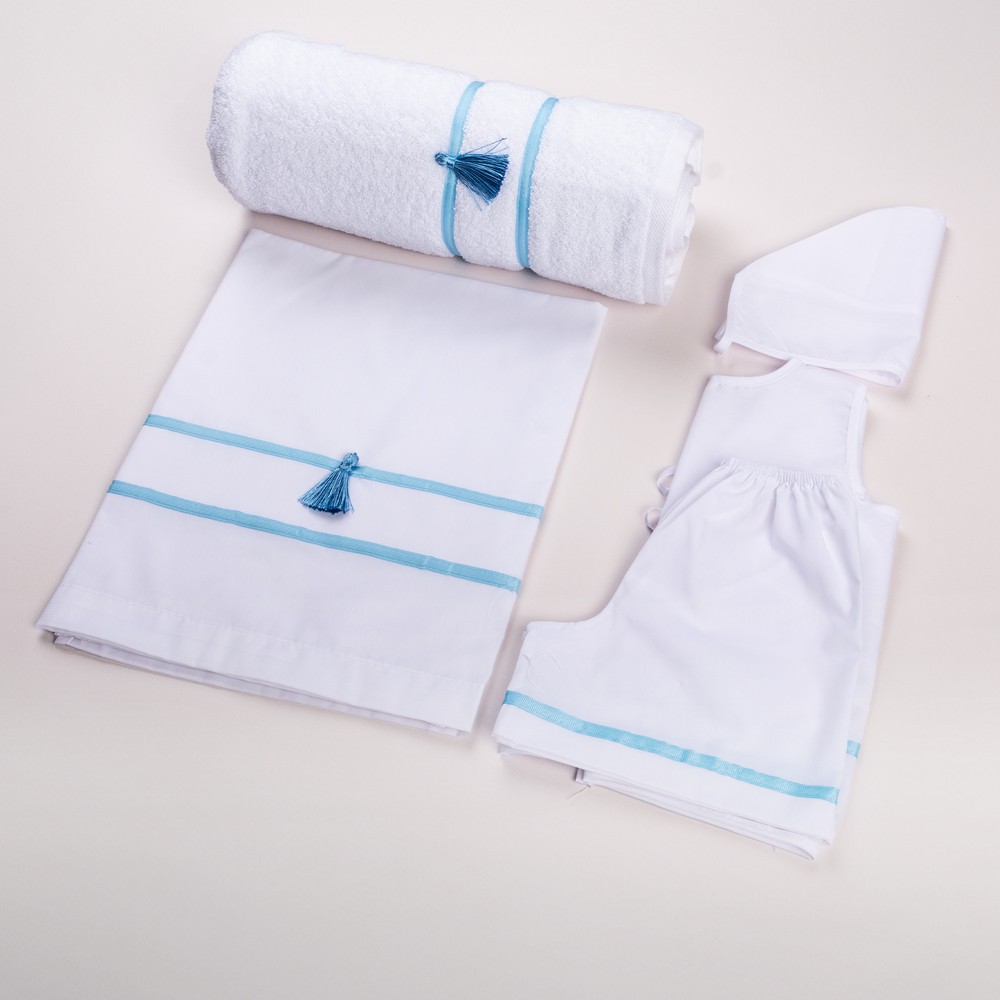 1300271_1-1000x1000 | La Vie en Rose White baby bath set with blue trim and tassels, including towel, sheet, hooded towel, and romper laid out neatly