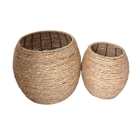 Two round woven baskets made of natural straw, empty inside, different sizes.