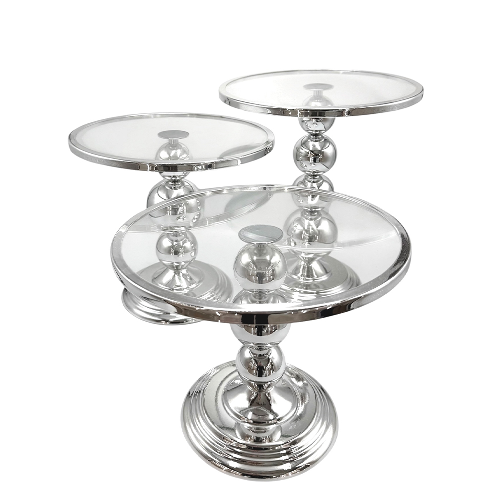 C5F49B5C-01B7-2290-717C-019D90A0269A_11 | La Vie en Rose Three-tier silver cake stand with clear glass plates and a polished chrome base, standing upright on a circular pedestal.
